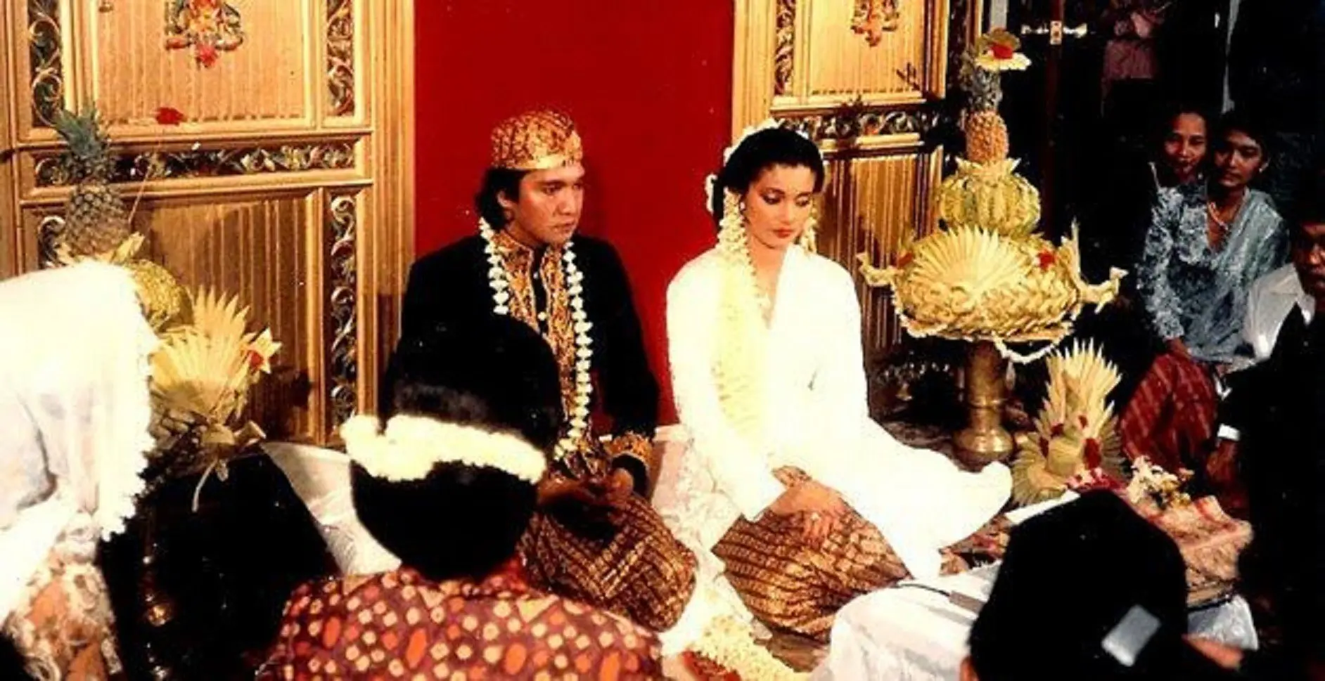 Marissa Haque dan Ikang Fawzi saat akad nikah (ikangfawzi-marissahaque-keluarga.blogspot.co.id)