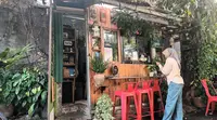 Pembeli memesan salah satu menu di slow bar kawasan Cipete, Jakarta Selatan. (Ika Defianti/Liputan6.com)