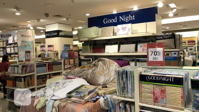 Kondisi gerai ritel Debenhams di Senayan City sebelum tutup. Gerai ritel ini mengumbar diskon besar-besaran bagi berbagai produknya (Vina A. Muliana/Liputan6.com)