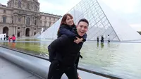Gilang Dirga bersama istri, Adiezty Fersa tengah menikmati liburan di Eropa. (Instagram)