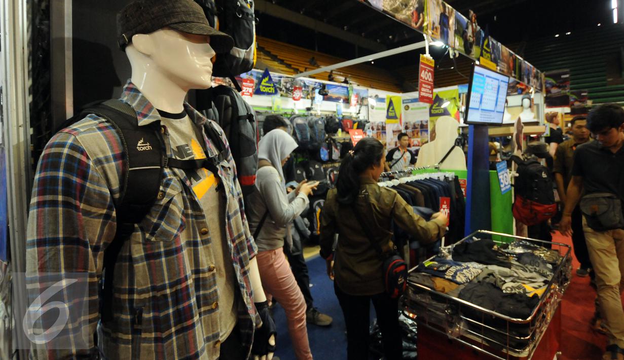 Pengunjung melihat lihat perlengkapan kegiatan alam bebas yang dipasarkan salah satu produsen di Indofest 2016 di Istora Senayan Jakarta, Rabu (6/4/2016). Indofest 2016 akan berlangsung hingga Minggu (10/4). (Liputan6.com/Helmi Fithriansyah)