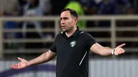 Timur Kapadze saat menjadi pelatih Timnas Uzbekistan. (AFP/Fadel Senna)