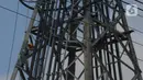 Pekerja menyelesaikan pekerjaan jaringan SUTET 500 KW Muara Tawar-Bekasi di Rawa Bebek, Jakarta, Jumat (10/12/2021). Unit Induk Pembangunan Jawa Bagian Barat (PLN UIP JBB) sepanjang 2020 merampungkan 22 proyek jaringan dengan total kapasitas 1.600 MVA dan 45.29 km sirkuit. (merdeka.com/Imam Buhori)