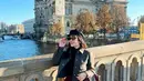 Gaya Parisian-nya makin sempurna dengan jinjing tas Small Jodie dari Bottega Veneta seharga Rp60jutaan [@febbyrastanty]