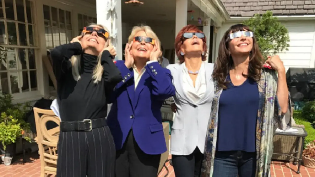 Gaya 7 Selebritas Hollywood Ini Menyaksikan Eclipse Solar 2017