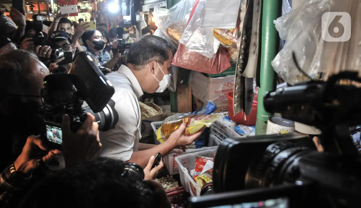 Menteri Perdagangan Muhammad Lutfi melakukan inspeksi mendadak (sidak) kepada pedagang sembako di Pasar Senen, Jakarta Pusat, Kamis (17/3/2022). Sidak tersebut guna memastikan ketersediaan minyak goreng dan sembako di pasar tradisional jelang Ramadhan. (merdeka.com/Iqbal S. Nugroho)