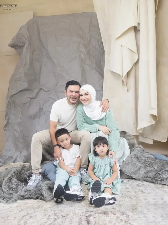 Gaya Irish Bella dan Harmoni Keluarga Barunya, Elegansi dan Kehangatan dalam Pemotretan Perdana