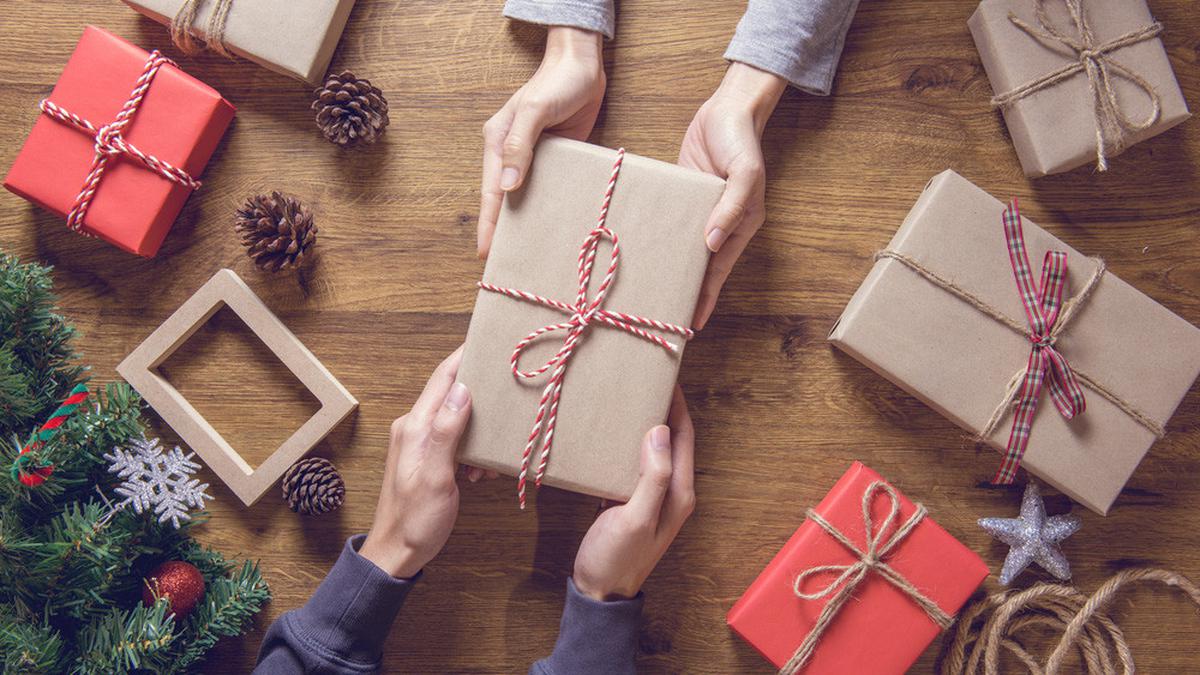 Cek Makna Mendalam di Balik Tukar Kado Natal Health