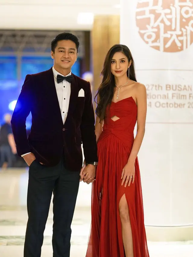 6 Potret Menawan Mikha Tambayong Bergaun Merah di Red Carpet Busan International Film Festival 2022, Gandeng Mesra Deva Mahenra
