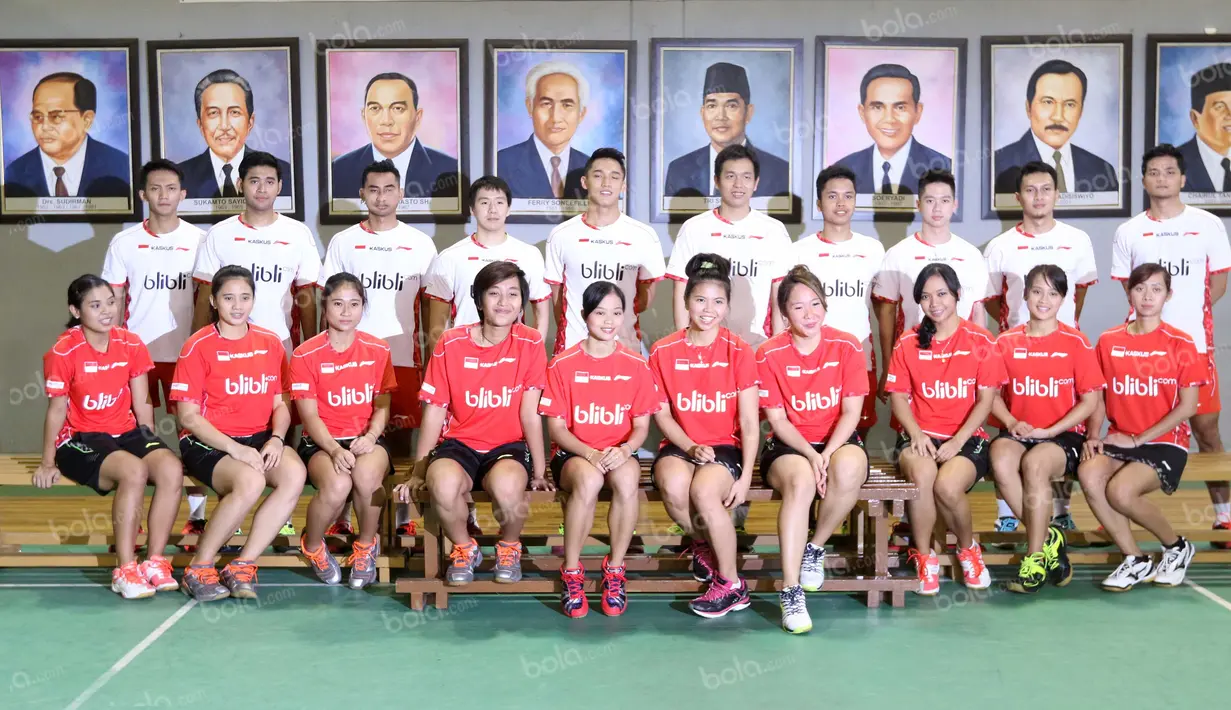 Tim Thomas dan Uber Indonesia berfoto saat acara pelepasan dan HUT PBSI ke-65 di Pelatnas Bulutangkis PBSI, Cipayung, Jakarta, (9/5/2016). (Bola.com/Arief Bagus)