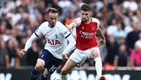 Gelandang Arsenal, Jorginho kehilangan bola. Sialnya hal itu menjadi awal mula gol penyeimbang Tottenham Hotspur yang dicetak Son Heung-min dalam laga Premier League 2023/2024 di Emirates Stadium, Minggu (24/9/2023) malam WIB. (AFP/Henry Nicholls)