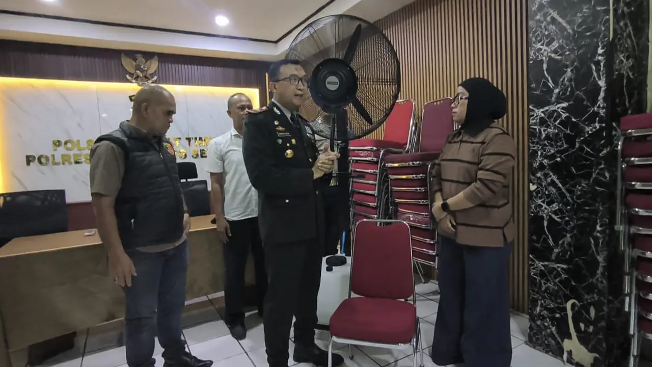 Polisi membongkar kasus penipuan dan penggelapan 120 kursi dan blower milik vendor Fatimah Az-Zahra Wedding di Tangerang Selatan (Tangsel). (Liputan6.com/Pramita)