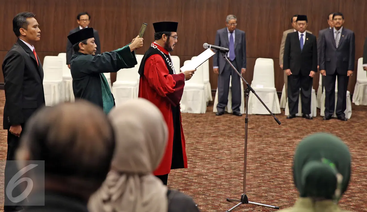 Wakil Ketua Mahkamah Konstitusi (MK), Anwar Usman diambil sumpah di Ruang Sidang Gedung MK, Jakarta, Senin (11/4/2016). Anwar Usman terpilih kembali menjadi Wakil Ketua MK periode 2016-2018. (Liputan6.com/Faizal Fanani)