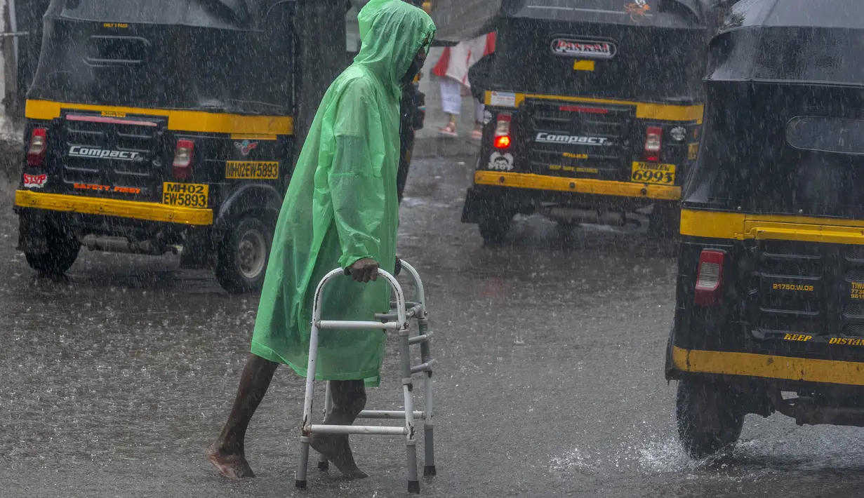 Musim hujan, yang merupakan sumber kehidupan bagi perekonomian India senilai 3 triliun dolar AS, menyediakan air yang sangat dibutuhkan oleh pertanian dan mengisi kembali waduk dan akuifer. (AP Photo/Rafiq Maqbool)