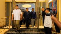 Menteri Pemuda dan Olahraga Republik Indonesia (Menpora RI) periode 2025-2029, Erick Thohir (kanan) bersama Menteri Pemuda dan Olahraga Republik Indonesia (Menpora RI) periode 2023-2025, Dito Ariotedjo (kiri) memasuki ruang konferensi pers setelah acara serah terima jabatan yang berlangsung di Auditorium Wisma Kemenpora, Senayan, Kamis (18/09/2025). (Bola.com/Bagaskara Lazuardi)