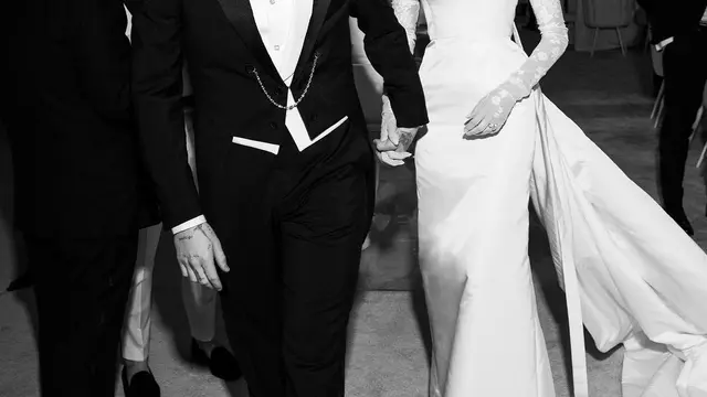 Bukan Victoria Beckham, Nicola Peltz Pilih Gaun Valentino saat Menikah dengan Brooklyn Beckham