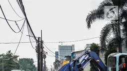 Alat berat melakukan pengerukan tanah saat proyek pelebaran Jalan Pangeran Antasari, Jakarta, Kamis (8/11). Pelebaran ini untuk mengantisipasi kemacetan setelah dioperasikannya Tol Depok-Antasari. (Liputan6.com/Faizal Fanani)