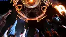 Sejumlah warga saat menerbangkan lampion buatan tradisional ke langit selama festival tahunan Tazaungdaing di Taunggyi, Myanmar (19/11). (REUTERS/Soe Zeya Tun)