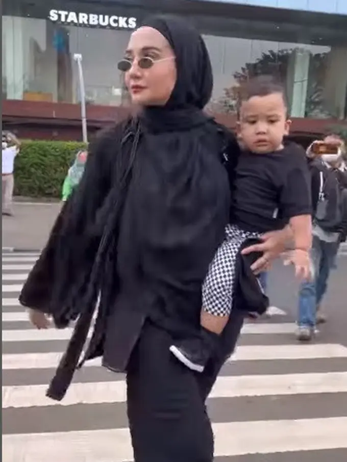 Zaskia Sungkar mengajak putranya, Ukkasya melenggang di Citayam Fashion Week. (Foto: Instagram/zaskiasungkar15)