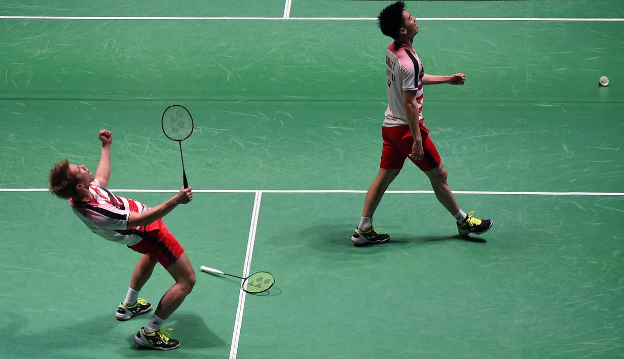 Ganda putra Indonesia, Kevin Sanjaya dan Marcus Gideon merayakan kemenangan saat semifinal All England di Birmingham, Sabtu (18/3/2018). Keduanya tahun ini akan berjuang untuk mempertahankan gelar juara All England. (AFP/Paul Ellis)