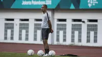 Pelatih Timnas Indonesia, Kurniawan Dwi Yulianto, mengamati anak asuhnya saat latihan di Stadion Wibawa Mukti, Jawa Barat, Senin (10/9/2018). Latihan ini persiapan jelang laga uji coba melawan Mauritius. (Bola.com/Vitalis Trisna)