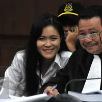 Terdakwa pembunuhan Mirna Salihin, Jessica Kumala Wongso saat menjalani sidang lanjutan di PN Jakarta Pusat, Senin (15/8). Sidang tersebut dengan agenda pendengaran Saksi ahli psikologi klinis Antonia Ratih Handayani. (Liputan6.com/Johan Tallo)