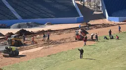 Suporter klub sepakbola Cerro Porteno saat menyelesaikan pembangunan stadion baru di Asuncion, Paraguay (22/6). Cintanya dengan tim ini, puluhan suporter ini membantu menyelesaikan pembangunan stadion tersebut. (AFP Photo/Norberto Duarte)