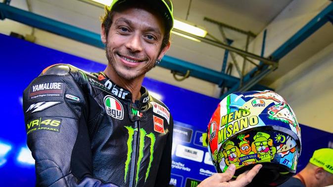 Valentino Rossi memamerkan helm desain khusus untuk MotoGP San Marino 2019. (MotoGP)