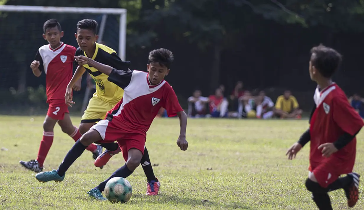 Anak-anak tanpa ragu beradu bakat di hadapan pelatih Bali United, Indra Sjafri, di Lapangan MAN Insan Cendikia, Tangerang, Jumat (8/1/2016). (Bola.com/Vitalis Yogi Trisna)