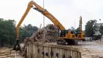 Petugas menggunakan alat berat mengangkut sampah di Saringan Sampah TB Simatupang (SSTBS), Jakarta, Rabu (5/3/2025). (Liputan6.com/Herman Zakharia)