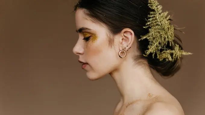 Ilustrasi Anting Emas (Credit: lookstudio/freepik)