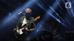 Lagu Musisi menjadi pembuka penampilan God Bless di panggung Rock Legends Festival. (Liputan6.com/Helmi Fithriansyah)