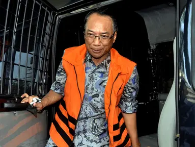 Mantan Menteri Energi Sumber Daya Mineral (ESDM) Jero Wacik saat tiba di Gedung KPK, Jakarta, Selasa (12/5/2015). Jero diperiksa untuk kasus pemerasan saat ia menjabat sebagai Menteri ESDM. (Liputan6.com/Helmi Afandi) 