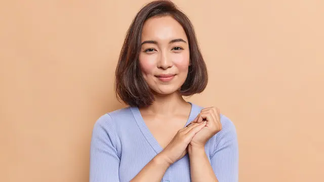 wanita september tersenyum tenang