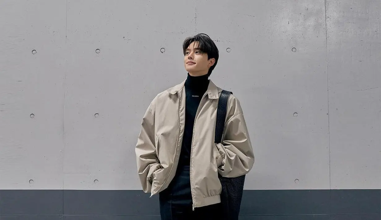 Di sini, gaya Song Kang juga tak kalah menawan. Ia tampil mengenakan turtleneck hitam dengan celana panjang, dan sepatu yang juga berwarna hitam, ditumpuknya dengan jaket cokelat. [Foto: Instagram/songkang_b]