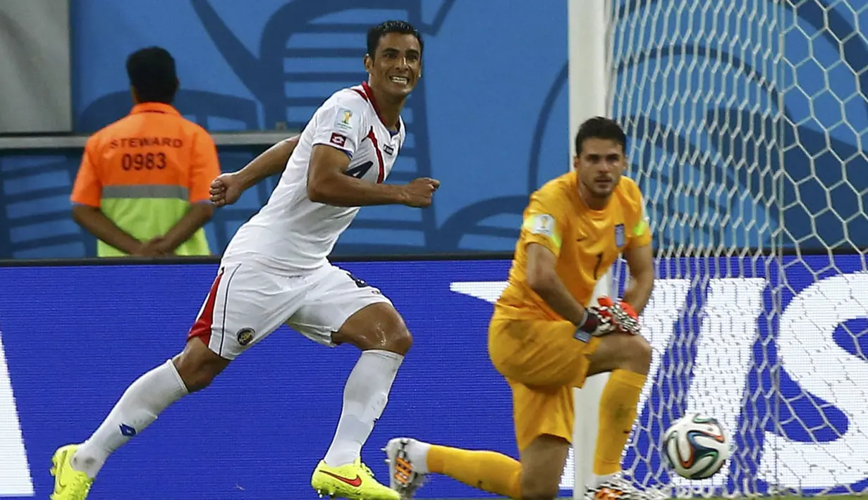 Michael Umana (kiri), mencetak gol penentu kemenangan Kosta Rika atas Yunani 1-1 (5-3) di laga 16 besar Piala Dunia 2014 di Stadion Pernambuco, Recife, (30/6/2014). (REUTERS/Damir Sagolj)