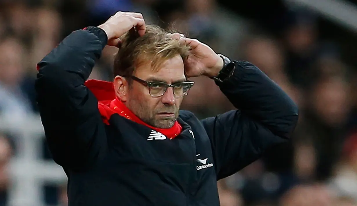 Pelatih Liverpool, Jurgen Klopp terlihat memegang kepalanya saat menyaksikan anak asuhannya bertanding melawan Newcastle United di Liga Inggris di Stadion St James Park, Inggris (6/12). Liverpool kalah 2-0 atas Newcastle. (Reuters/Lee Smith)