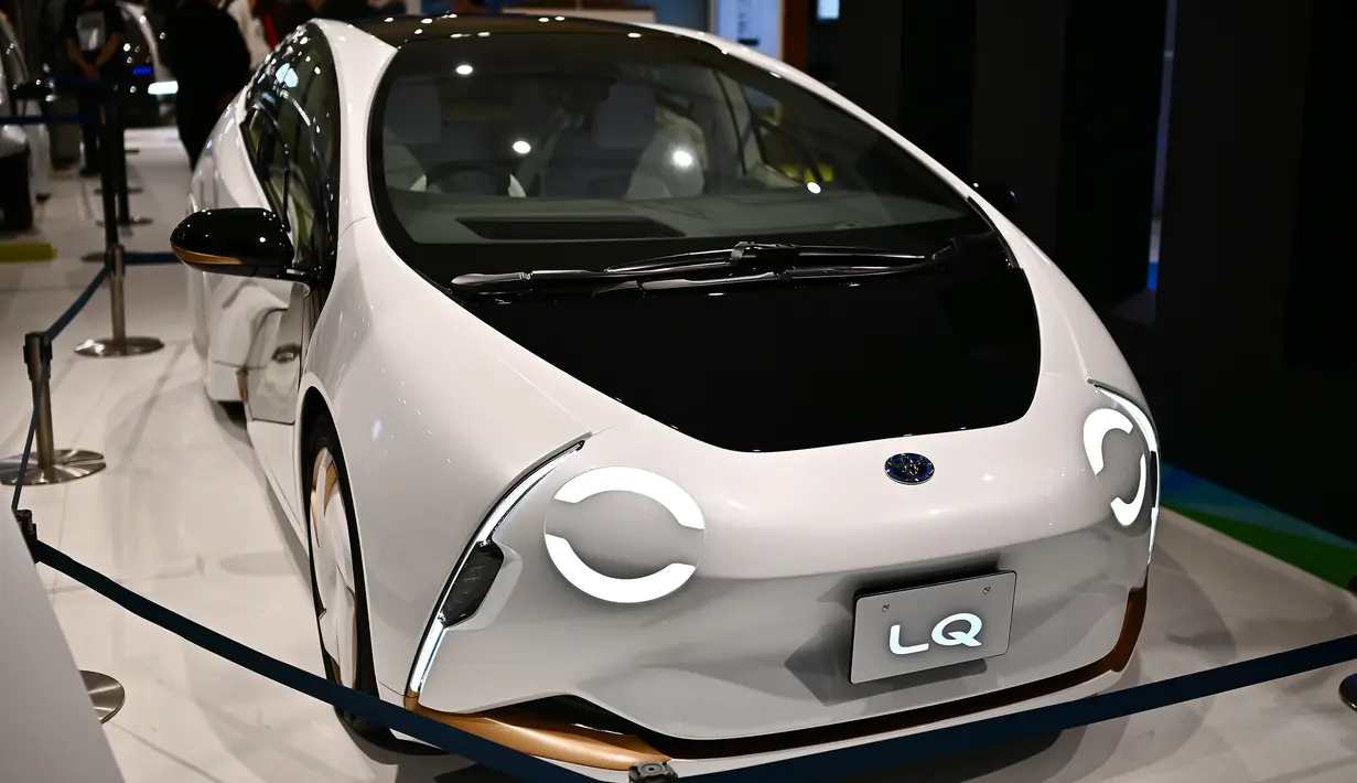 Mobil konsep Toyota LQ dipamerkan dalam Tokyo Motor Show di Tokyo, Jepang, Jumat (25/10/2019). (TRIBALLEAU CHARLY/AFP)