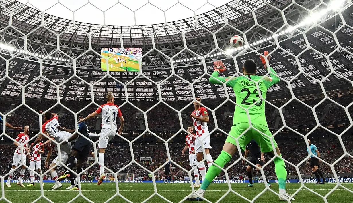 Pemain depan Kroasia Mario Mandzukic menyundul bola dan mencetak gol bunuh diri ke gawang setelah tendangan bebas pemain Prancis Antoine Griezmann pada pertandingan final Piala Dunia 2018 di Stadion Luzhniki Moskow, (15/7). (AFP PHOTO / Frank Fife)