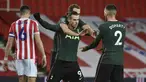 Gelandang Tottenham Hotspur, Gareth Bale (tengah), melakukan selebrasi usai mencetak gol pertama timnya ke gawang Stoke City dalam laga perempatfinal Piala Liga Inggris Carabao Cup di Bet365 Stadium, Rabu (23/12/2020). Tottenham menang 3-1 atas Stoke. (AP/Rui Vieira)