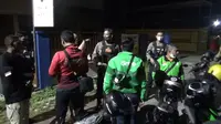 Pengendara motor dan ojol yang melintas di Jalan Beje-Beje resah dengan aksi diduga klitih yang dilakukan oleh orang tak dikenal. (Apriyanto/Liputan6.com)