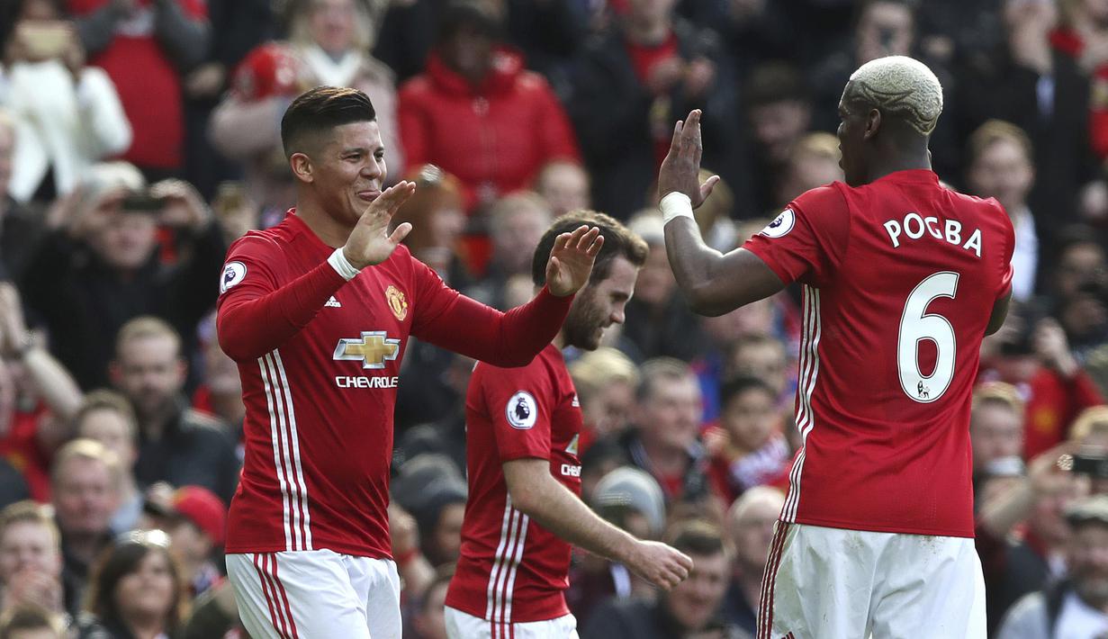 Pemain Manchester United, Marcos Rojo (kiri) merayakan golnya ke gawang AFC Bournemouth pada lanjutan Premier League pekan ke-27 di Old Trafford, Manchester, (4/3/2017). MU diatahan imbang 1-1. (Martin Rickett/PA via AP)