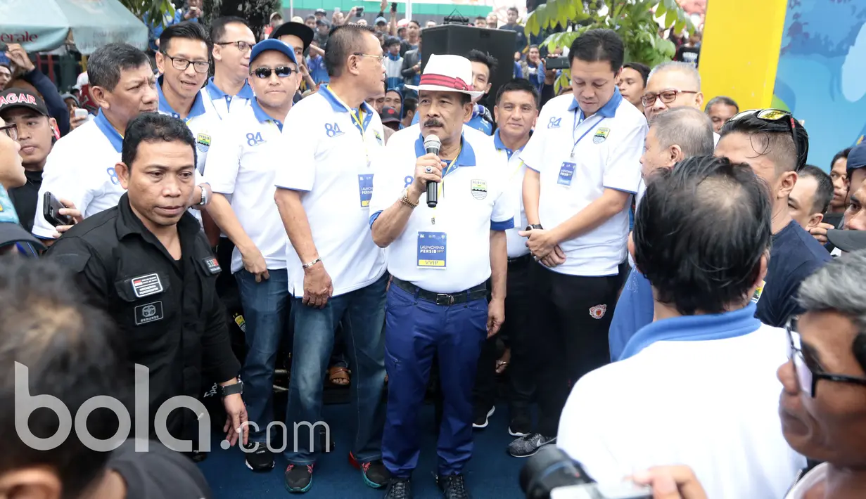 Manajer Persib Bandung, Umuh Muchtar membuka kegiatan jalan santai di Stadion Siliwangi, Bandung, Minggu (2/4/2017. Jalan Santai ini merupakan rangkaian dari Peluncuran Tim Persib Bandung. (Bola.com/Nicklas Hanoatubun)