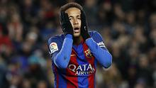 Striker Barcelona, Neymar, tampak kecewa saat gagal membobol gawang Athletic Bilbao pada laga Piala Raja di Stadion Camp Nou, Katalunya, Rabu (11/1/2017). (EPA/Alberto Estevez)