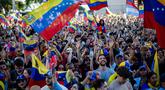 Warga Venezuela yang tinggal di Argentina merayakan penangkapan pemimpin mereka, Nicolas Maduro, di Obelisk, Buenos Aires pada 3 Januari 2026. Penangkapan Presiden Venezuela, Nicolas Maduro dalam operasi militer Amerika Serikat pada Sabtu (3/1/2026) disambut dengan suka cita oleh para diaspora negara itu di berbagai kota sejumlah negara. (TOMAS CUESTA/AFP)