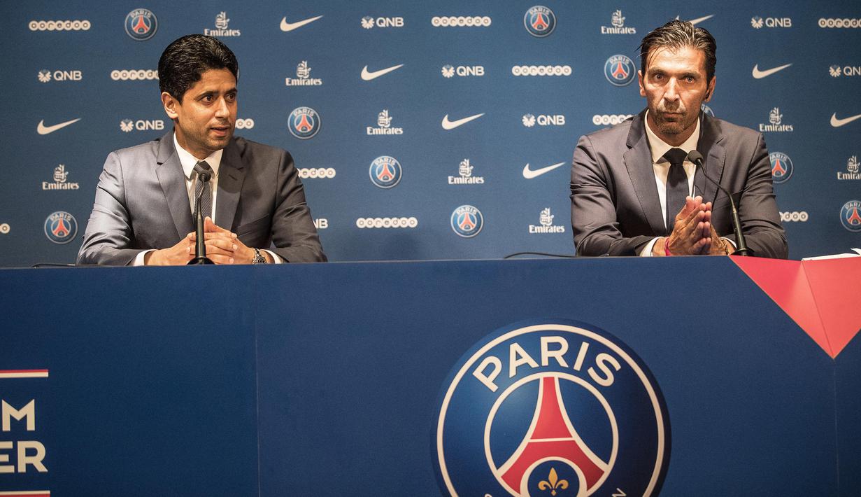 CEO Paris Saint-Germain (PSG), Nasser Al-Khelaifi, bersama Gianluigi Buffon, memberikan keterangan saat diperkenalkan di Parc des Princes, Senin (9/7/2018). PSG resmi perkenalkan Gianluigi Buffon sebagai rekrutan baru. (AP/Jean-Francois Badias)