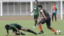 Gelandang Timnas Indonesia U-23, Mahir Radja, terjatuh saat melawan Semen Padang pada laga ujicoba di Stadion Madya, Jakarta, Selasa (12/3). Keduanya bermain imbang 2-2. (Bola.com/Vitalis Yogi Trisna)