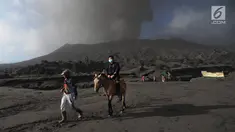 Wisatawan menunggang kuda saat gunung Bromo yang sedang mengalami erupsi di Probolinggo, Jawa Timur, Selasa (26/3/2019). Kawasan wisata Gunung Bromo masih aman dikunjungi wisatawan asalkan tidak melakukan aktivitas di area dalam radius satu kilometer dari kawah Gunung Bromo (merdeka.com/Arie Basuki)