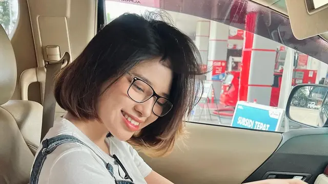 Gaya Rambut Ini Bisa Buat Wajah Bulat Terlihat Lebih Tirus