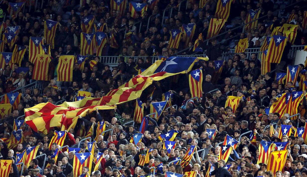 Ribuan Warga yang juga suporter Barcelona memegang bendera "Estelada" (bendera separatis Catalan) sebelum laga Liga Champions grup E antara Barcelona dan Bate Borisov di Stadion Camp Nou, Barcelona, Spain, Rabu (4/11/2015). (REUTERS/Albert Gea)